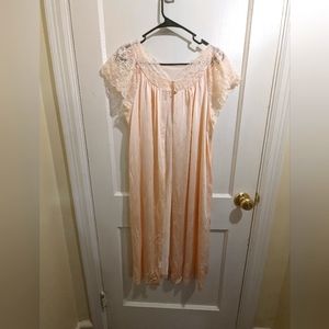 Vintage Shadowline peach lace trimmed embroidered robe